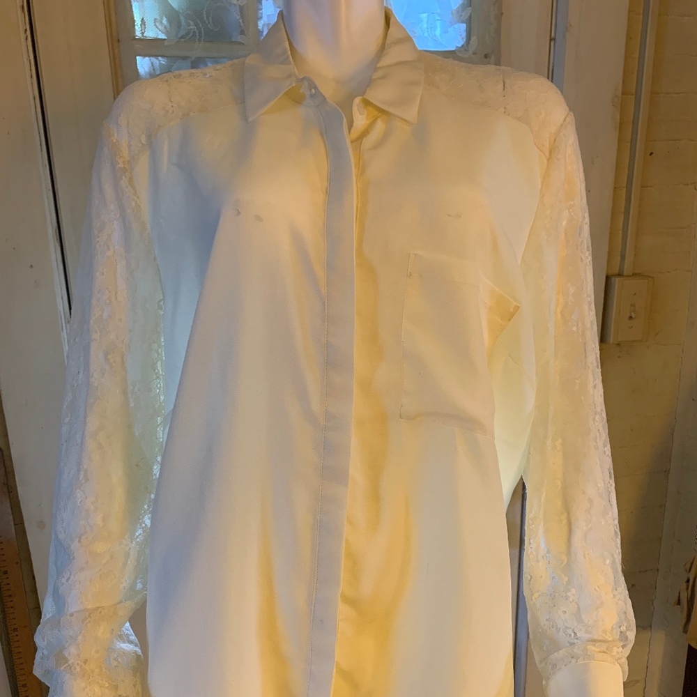 🍁Bundle 2/$35🍁Women’s Cream Lace sleeved Blouse